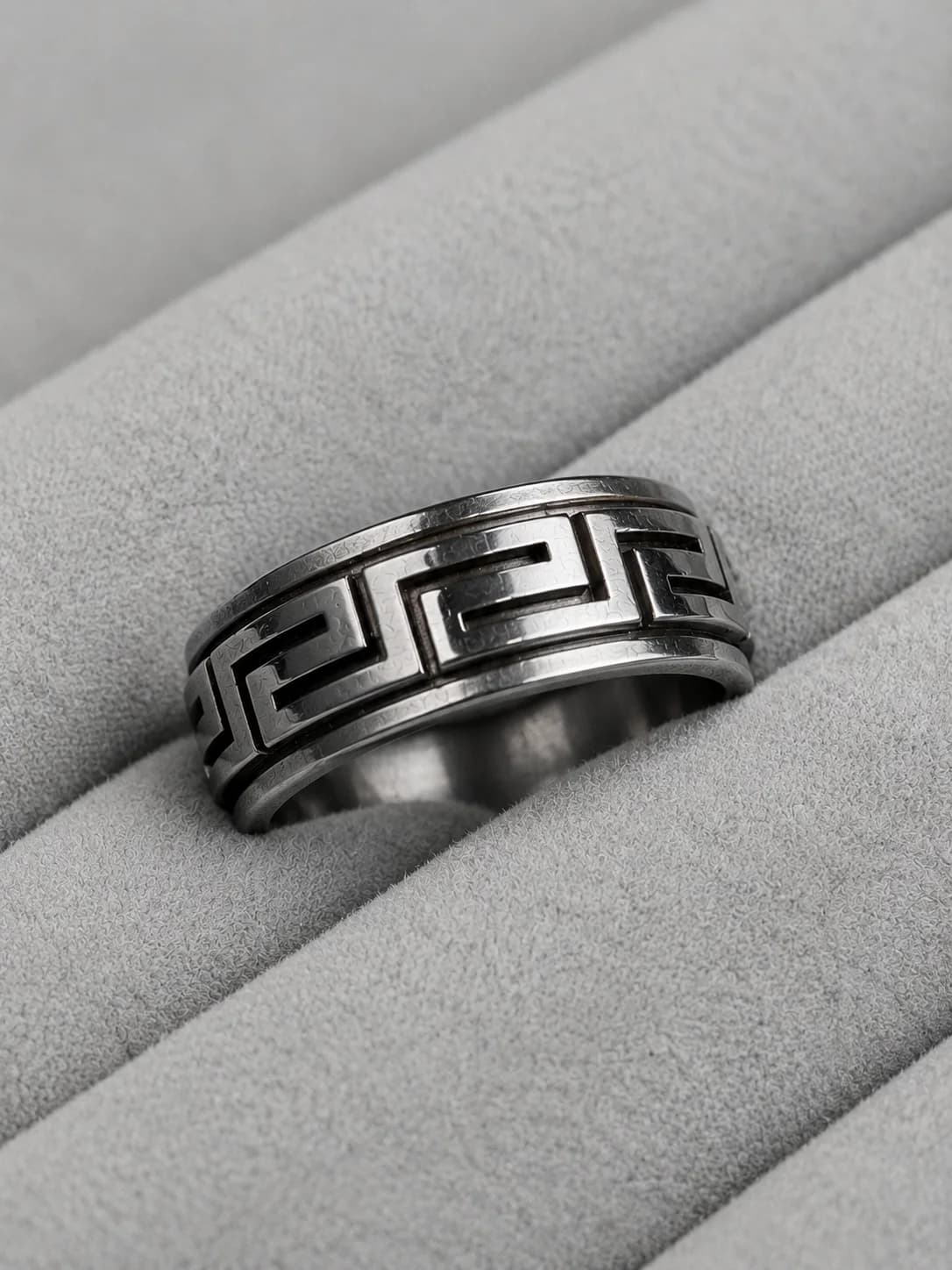 Geometric Engraved Band Ring – Silver Finish Detail