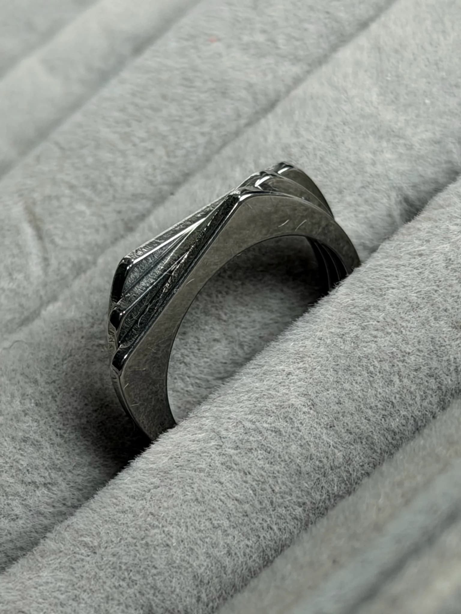 Layered Edge Geometric Ring – Silver Finish Detail