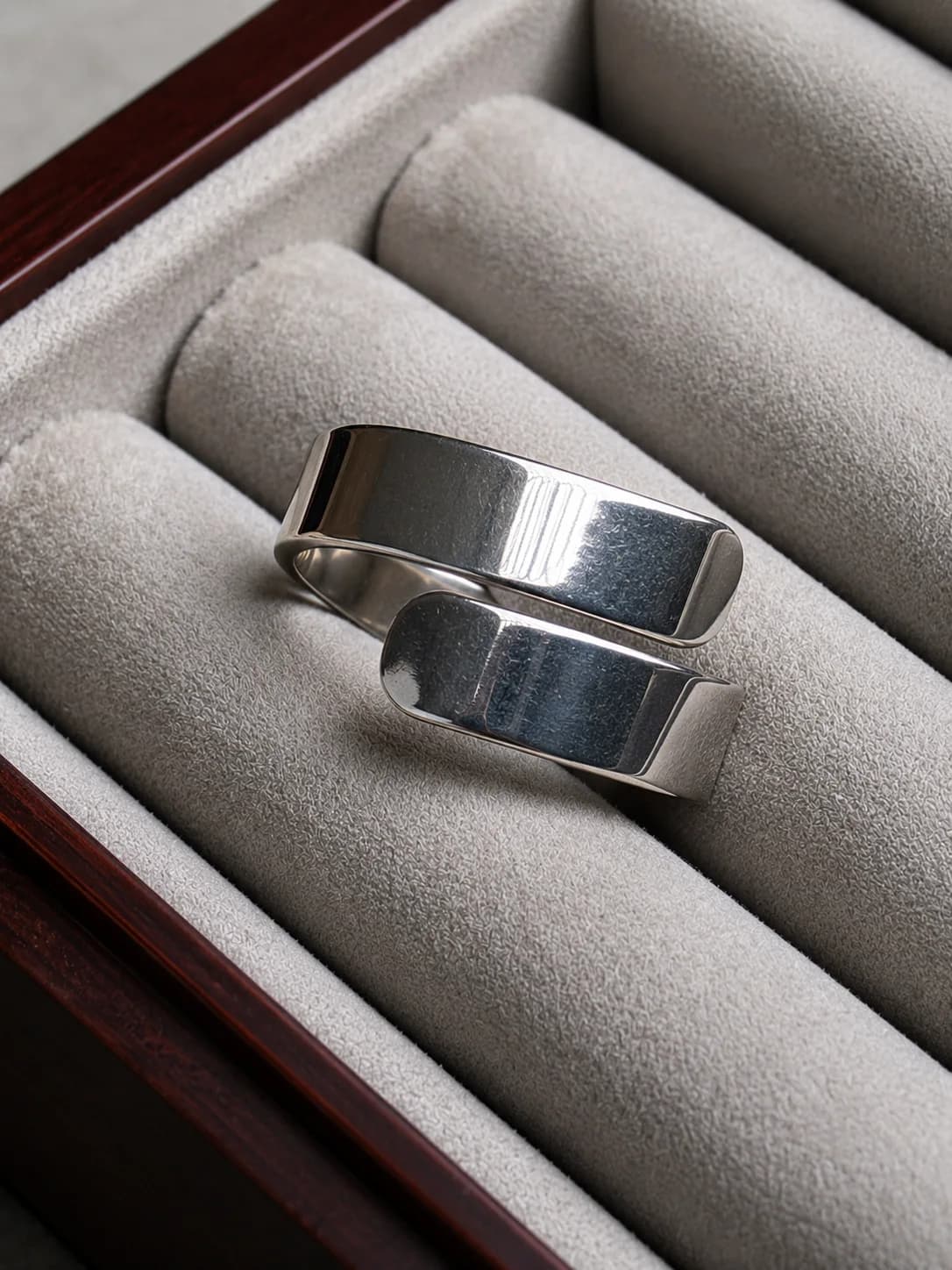 Minimal Wrap Open Ring – Silver Finish Detail