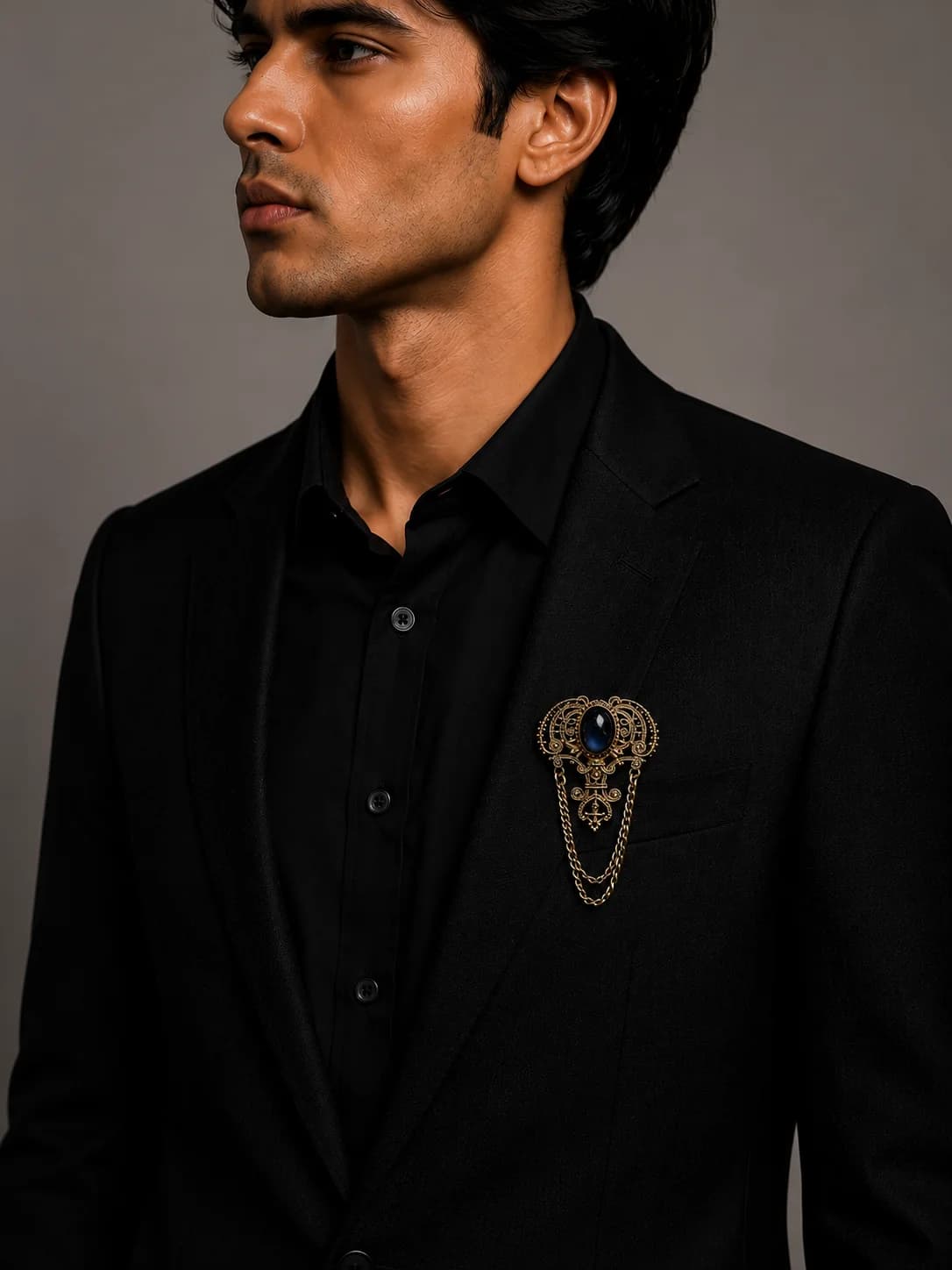 Vintage Royal Chain Brooch overview