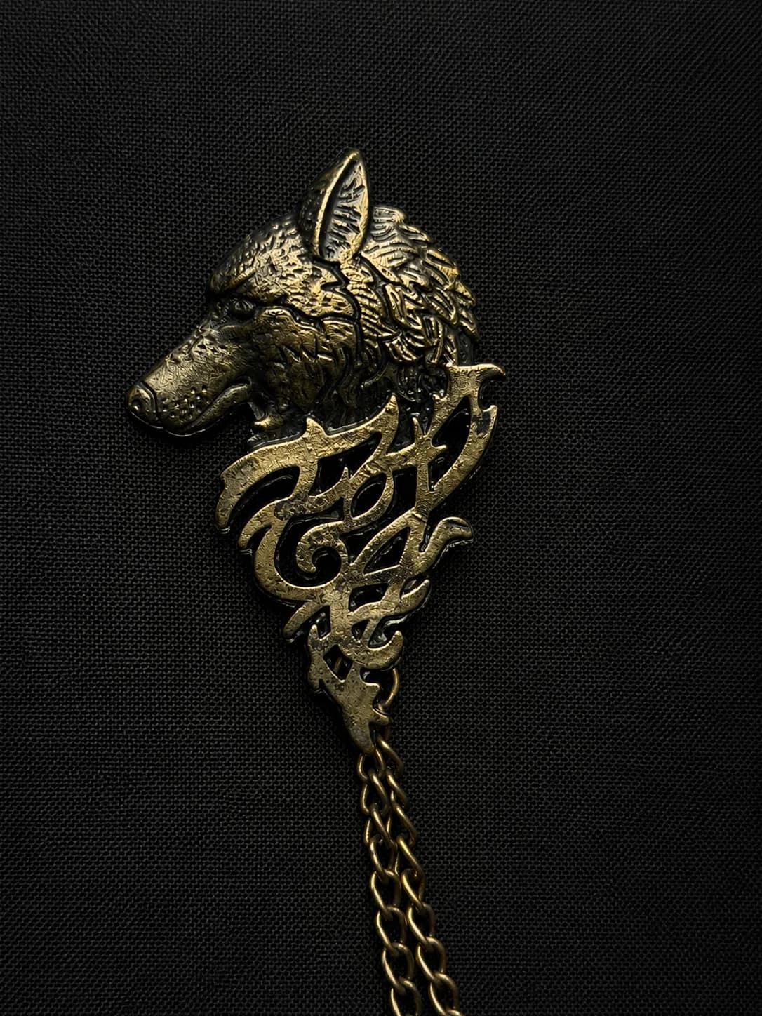 Wolf Crest Chain Brooch Side